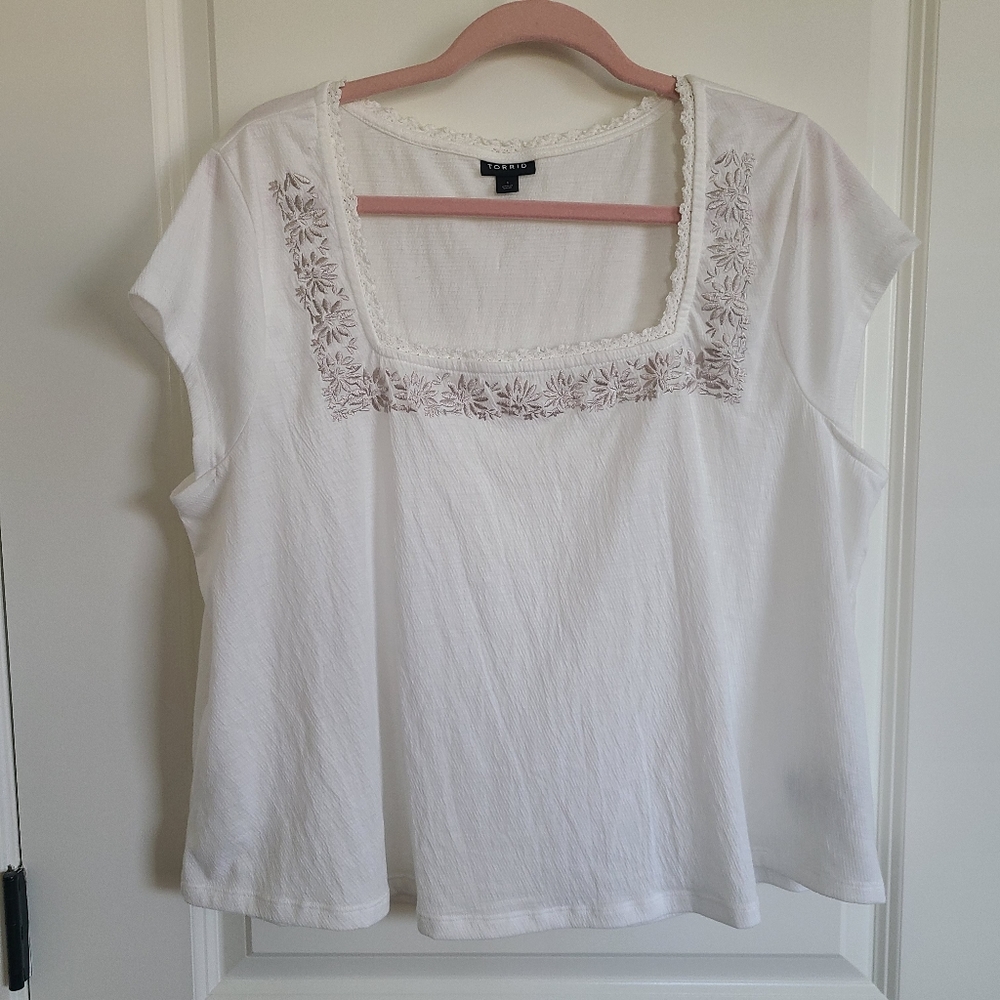 Torrid Ivory Crepe Embroidered Cap Sleeve Top Blouse Size 1X